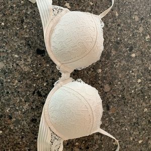 Victoria’s Secret bombshell bra.. NEVER WORN